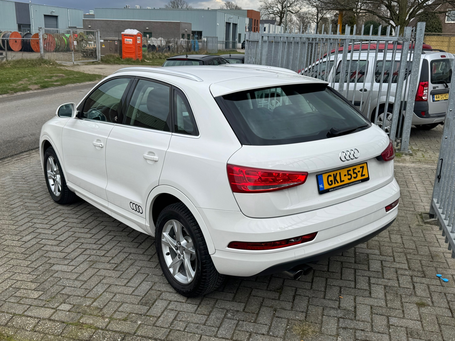 43488201-8.jpg