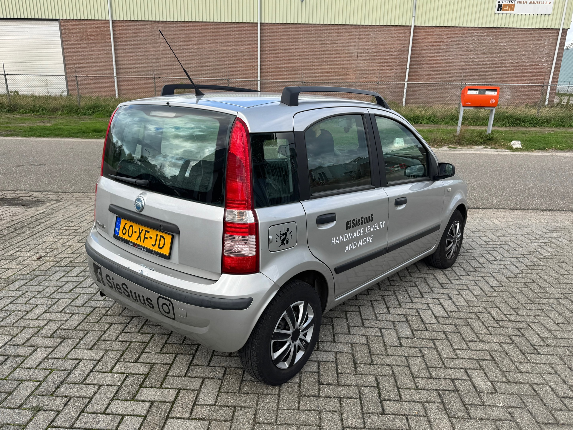 48592909-10.jpg