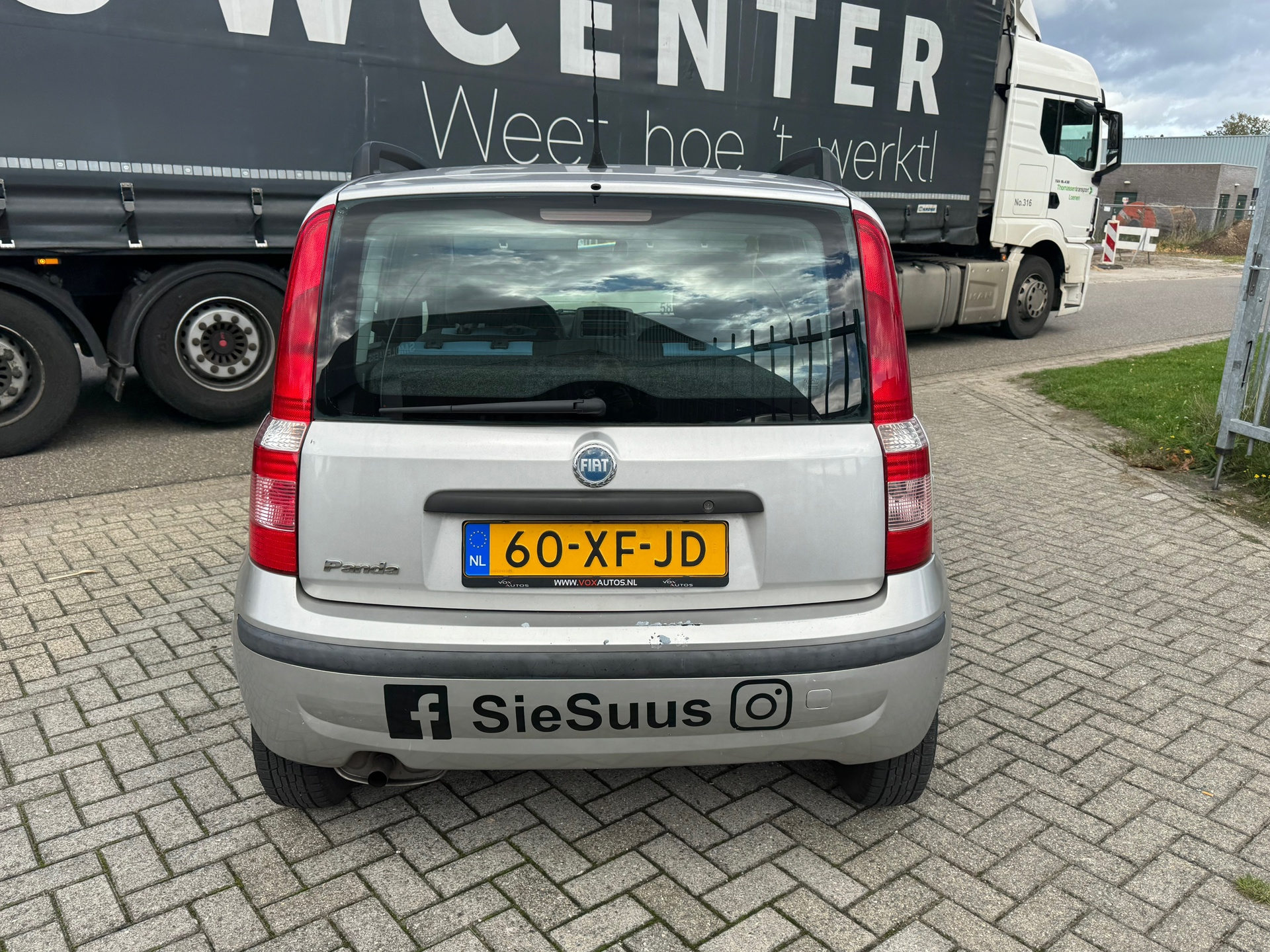 48592909-12.jpg