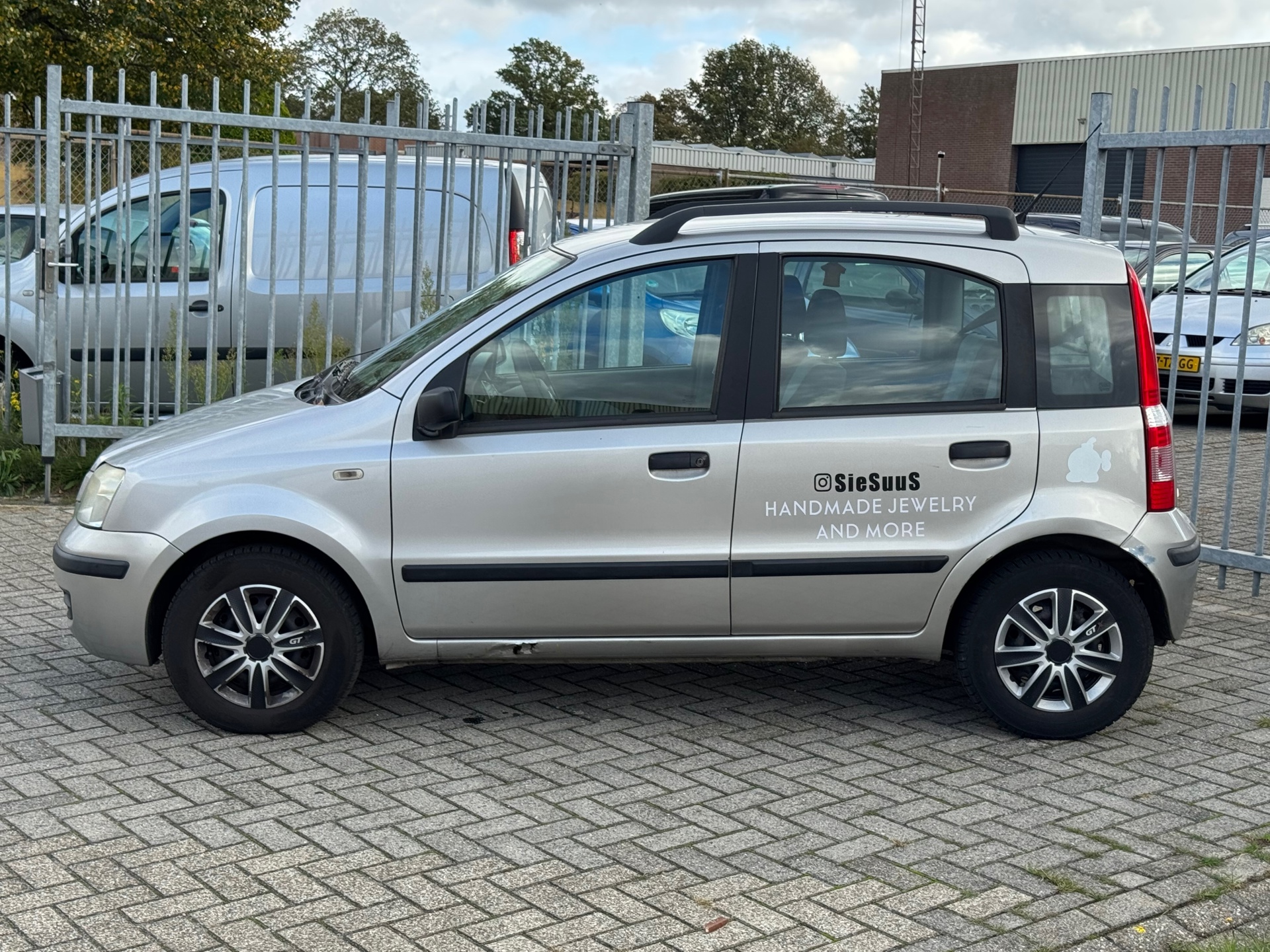 48592909-6.jpg