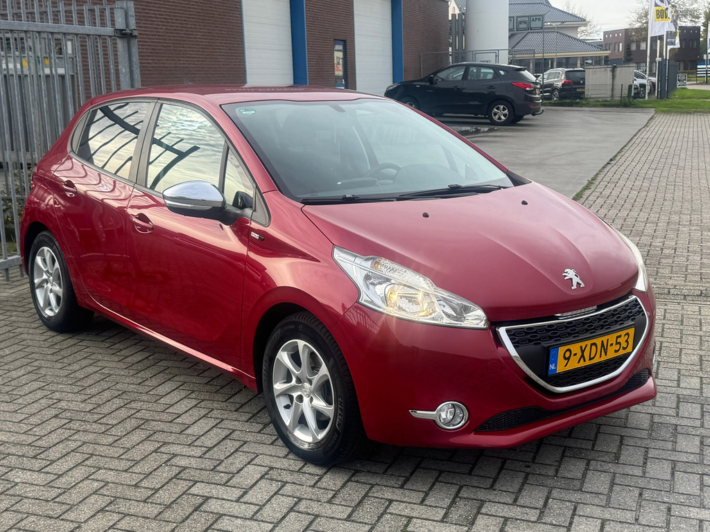 Peugeot 208 1.2 VTi Style 82PK 5 deurs! NL AUTO NAP! Navi l Trekhaak l Airco l LED l LMV! NIEUWE DISTRIEBUTIE l TOPSTAAT l DEALER 49071896-0.jpg | Autobedrijf van Susteren & Zn