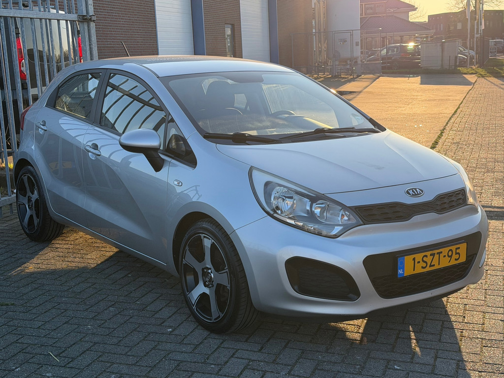 Kia Rio 1.4 CVVT Comfort Pack 109PK 5 DEURS! AIRCO l 17'LMV l MTF-STUUR l ELEK PAKKET! DEALER OH l TOPSTAAT! NIEUWE APK! 51767883-0.jpg | Autobedrijf van Susteren & Zn