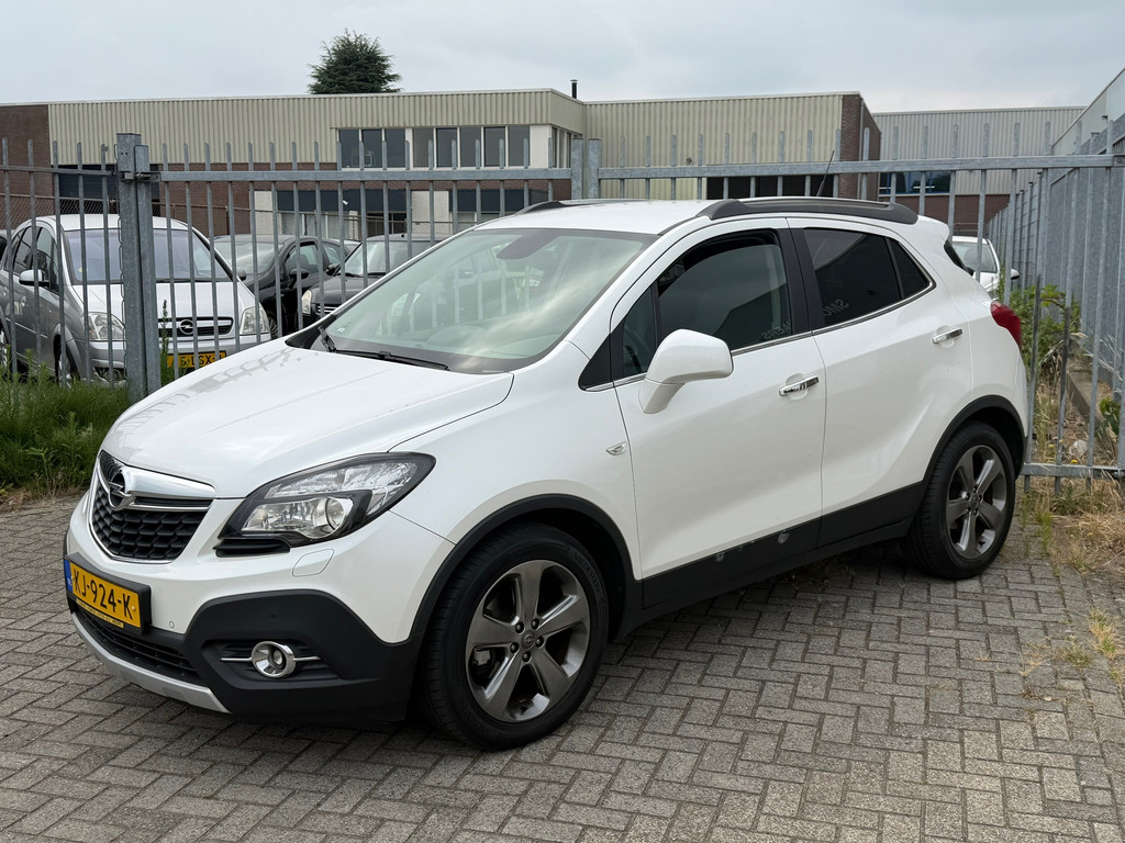 Opel Mokka 1.4 T Cosmo 140PK! Wit metallic l Navi l Leer l Airco l Stoel&stuurverwarming l CRUISE l LMV TOPSTAAT l TOP ONDERHOUDEN 54938115-0.jpg | Autobedrijf van Susteren & Zn
