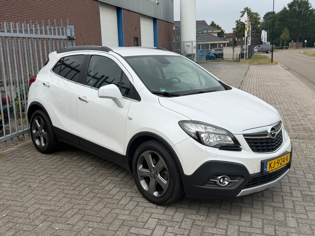 Opel Mokka 1.4 T Cosmo 140PK! Wit metallic l Navi l Leer l Airco l Stoel&stuurverwarming l CRUISE l LMV TOPSTAAT l TOP ONDERHOUDEN 54938115-0.jpg | Autobedrijf van Susteren & Zn