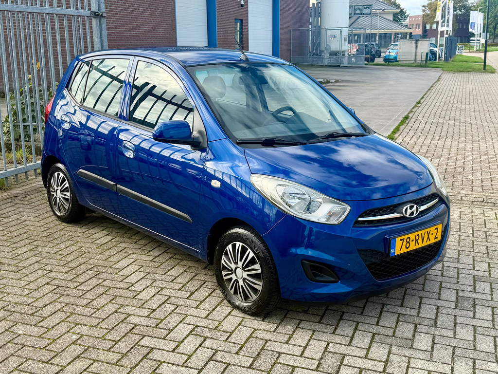 Hyundai i10 1.1 i-Drive 4cilinder NL AUTO NAP! NW 4SEASON BANDEN! DEALER OH! AUX l Elek pakket l Centraal l Spoiler! TOPSTAAT! 56353673-0.jpg | Autobedrijf van Susteren & Zn