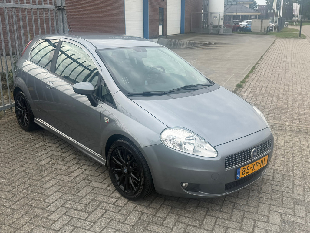 Fiat Grande Punto 1.4-16V Sport 120PK NL AUTO NAP! NIEUW DISTRIBUTIE! AIRCO ECC l ELEK PAKKET l LMV l MTF STUUR! ZELDZAAM MOOI! 56973767-0.jpg | Autobedrijf van Susteren & Zn