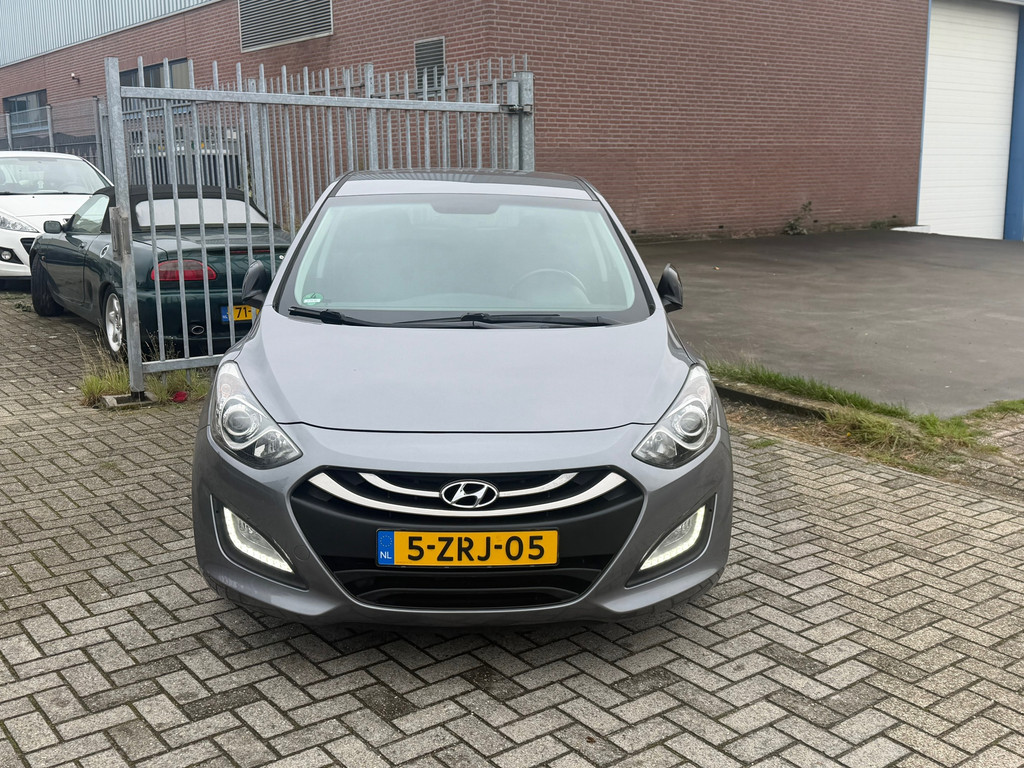 Hyundai i30 1.6 GDI Go! 135PK 5 deurs! NL AUTO NAP! Navi l Camera l Cruise l PDC l LED l AIRCO ECC! DEALER OH l TOPSTAAT! 57127308-0.jpg | Autobedrijf van Susteren & Zn