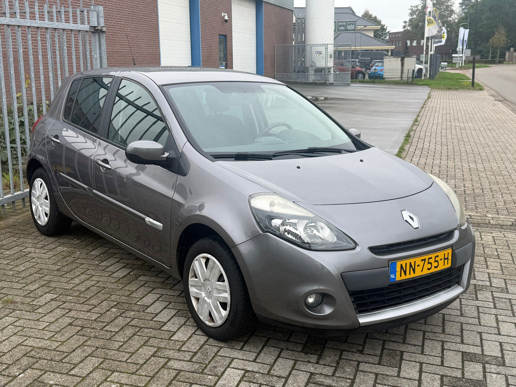 Renault Clio 1.2 Collection 5 deurs 75pk! 2e eigenaar l Airco l Elek pakket l NIEUWE DISTRIBUTIE! GOED ONDERHOUDEN! 57322369-0.jpg | Autobedrijf van Susteren & Zn